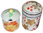 Lote contendo 2 potes em porcelana para armazenar mantimentos. Medida maior: 12x8cm