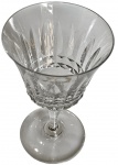 BACCARAT - Elegante taça em cristal translúcido francês com lapidação em sulcos, apresenta confirmação de procedência francesa - Gravação da Cristalerie BACCARAT. Medida: 15x9,5cm (Apresenta pequenos bicados)