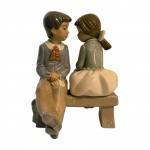 Casal de crianças em porcelana Lladró. Datada anos 80, Espanha. Medidas: 17cm x 13cm.