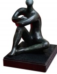 BRUNO GIORGI - "Atleta em Descanso" Suntuosa escultura em bronze patinado na cor verde, apoiada sobre base de mármore negro, assinada. Medidas: 80 x 62 cm (escultura) e 85 x 70 x 60 cm (base).