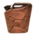 Galão de gasolina da marca Jeep com patina de época, medindo 58 x 15 x 39 cm.