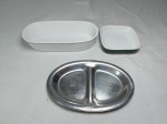 Lote de 2 petisqueiras em porcelana e 1 petisqueira em aço inox, de cias aéreas diversas, para colecionador. Medindo a petisqueira oval 13cm x 6,5cm x 3cm de altura.