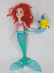 Boneca da disney Ariel da marca Hasbro. Faltando uma das hastes.