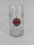 Linda e grande caneca em grosso vidro com propaganda da cerveja Paulaner Munchen. Medindo 10,5cm x 20,5cm de altura.