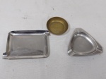 Lote de 3 cinzeiros, sendo 1 em metal dourado e 2 em aço inox. Medindo o maior 11,5cm x 8cm.