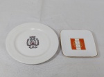 Lote de 2 pratos decorativos, sendo um redondo com brasão e um quadrado com bandeira. Medindo o maior 14cm de diâmetro.