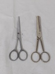 Lote de 2 tesouras antigas em aço para corte de cabelo, sendo uma francesa. Medindo a maior 16cm de comprimento.