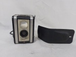 Antiga câmera fotográfica da marca Kodak, modelo Duaflex, com capa em couro, bom estado de conservação.