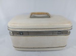 Antiga frasqueira da marca Samsonite, modelo Silhouette. Medindo 37cm x 17cm x 21cm de altura.