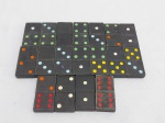 Jogo de 18 peças de domino em madeira com fundo de leão, marca Estrela. Ideal para completar seu jogo.