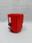 Linda caneca em plástico duro com encaixes de lego, podendo ser customizada. Medindo 11cm x 12cm de altura.