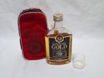 Mini garrafa do Whisky dec 70 japonês Suntory Gold acompanhado de estojo em veludo e copo em plástico duro. A garrafa está lacrada, porém o liquido aparenta estar evaporado.