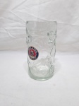 Grande caneca de cerveja em vidro moldado com logo da Paulaner Munchen. Medindo  10,5cm x 20cm de altura.