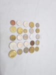 Lote de 25 moedas diversas para colecionador.