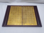 Tabuleiro de xadrez chines dobrável com tampo de vestido de metal dourado com relevos. Medindo fechado 30cm x 20cm x 3,5cm de altura.