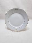 Prato de mesa em porcelana Rio Branco com logotipo da cia aérea Panair. Medindo 23cm de diâmetro. Com desgaste na douração.