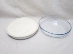 Lote de 2 travessas redondas em vidro, sendo um temperado e um em opalina Corning. Medindo a corning 26,5cm x 4cm de altura.