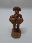 Escultura em terracota de musico assinado " Luiz Antonio". Medindo 12cm de altura.