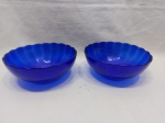 Par de travessas redondas, bowl em vidro azul cobalto canelado. Medindo 17cm x 7cm de altura.