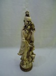 Escultura oriental em gesso representando Monge com criança. Medindo 39cm de altura.