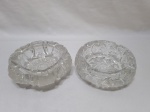 Lote de 2 cinzeiros em demicristal ricamente moldado. Medindo 14cm x 5cm de altura, um deles com alguns bicados internos.