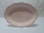 Travessa oval rasa em porcelana inglesa J&G Meakin Rosa. Medindo 37,5cm x 28cm. Leves manchas.