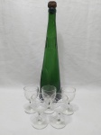 Lote de garrafa licoreira em vidro verde com 5 taças de licor em cristal. Medindo a licoreira 36,5cm de altura.