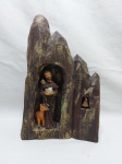 Imagem de São Francisco de Assis em resina com oratória em madeira rustica. Medindo a oratória 18,5cm x 29cm de altura.