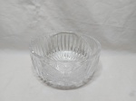 Centro de mesa em grosso cristal ricamente lapidado. Medindo 24,5cm x 12,5cm de altura.