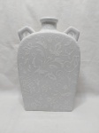 Lindo vaso, garrafa em porcelana branca oriental. Medindo 20cm x 31,5cm de altura.