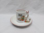 Caneca com pires infantil em porcelana portuguesa, Vista Alegre, estampada com gatinho na alça. Medindo a caneca 7,5cm x 8cm de altura.