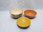 Lote de 3 bowls em cerâmica trabalhada. Medindo o maior 15cm x 7,5cm de altura.