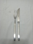 Par de garfo trinchante com facão em aço inox Eberle 18/8. Medindo o garfo 26cm de comprimento, faca 29cm de comprimento.