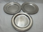 Lote de 3 travessas redondas em aço inox. Medindo a maior 32cm de diâmetro.