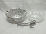 Lote de cesta em metal trançado, bowl em demicristal moldado e pinça pegador em aço inox. Medindo a cesta em metal 25cm x 9,5cm de altura.