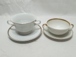 Lote de 2 xícaras de consume em porcelana, pires adaptada. Medindo a xícara maior 11,5cm x 7,5cm de altura.