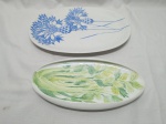 Lote de 2 travessas ovais rasas em porcelana floral. Medindo a maior 32cm x 23cm.