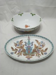 Lote de 2 travessas em porcelana floral, sendo uma oval rasa e uma redonda funda. Medindo a redonda 27cm x 9cm de altura.