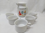 Lote de bule de café com 5 xícaras em porcelana branca. Medindo o bule 16cm de altura.