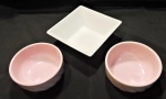 PORCELANA - Lote de 2 bowls e 1 petisqueira quadrada em porcelana, nas cores rosa e branco. Med. 5x13 cm e 5x10 cm.