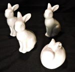 PORCELANA - Conjunto de 4 coelhos em porcelana branca, modelos diferentes. Med. 11 cm e 6 cm.