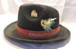 DIVERSOS - Antigo chapeu, original, OCTOBERFEST, com Botton de metal. Marcas do tempo e de uso.