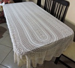 CAMA-MESA-BANHO - Toalha de mesa rendanda branca. Med. 250x170 cm. Com falhas.