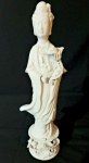 PORCELANA - Kuan Yin - Deusa Da Misericórdia - Escultura de porcelana oriental, na cor branca. Alt. 38 cm.