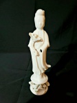 PORCELANA - Kuan Yin - Deusa Da Misericórdia - Escultura de porcelana oriental, na cor branca. Alt.  25 cm.