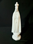 PORCELANA - Nossa Senhora de Fátima - Escultura de porcelana, na cor branca. Alt.  33 cm.