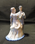 PORCELANA - Bela escultura em fina porcelana, esculpida na forma do casal, estilo LLADRO. Alt. 12 cm.