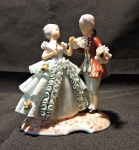 PORCELANA - Bela escultura em fina porcelana, esculpida na Dama Antiga, estilo LLADRO. Alt. 12 cm