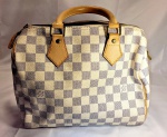 ACESSÓRIOS - LOUIS VUITTON - Bolsa Louis Vuitton Speedy Damier Azur Original confeccionado em canvas com acabamento em couro caramelo. De tamanho médio, o modelo contém alça dupla estruturada pospontada com linha amarela. Possui detalhe na lateral de cadeado com nome e monograma da marca em baixo relevo e ferragens douradas. Fecho principal por zíper. Leves marcas de uso.