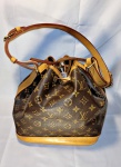 ACESSÓRIOS - LOUIS VUITTON - Bolsa Louis Vuitton Noé vintage (peça de 1996) de canvas na estampa monograma, couro vachetta e ferragens douradas - Possui alça única de ombro e fechamento por corda. Leves marcas de uso.